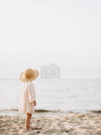 Téléchargez les photos : Fille près de la mer, le matin - en image libre de droit