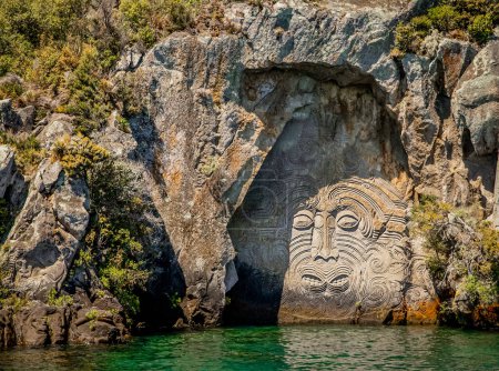 Téléchargez les photos : Traditionnelle sculpture sur roche lac taupo île du nord de la Nouvelle-Zélande. Photo de haute qualité - en image libre de droit