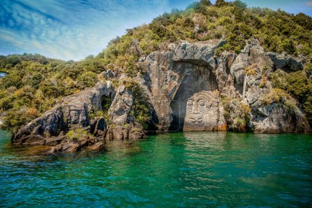 Téléchargez les photos : Traditionnelle sculpture sur roche lac taupo île du nord de la Nouvelle-Zélande. Photo de haute qualité - en image libre de droit