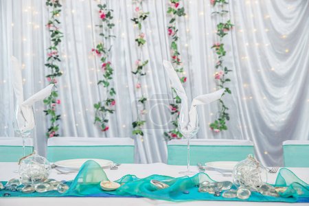 Téléchargez les photos : Décor de table prêt pour un événement de célébration fête d'anniversaire ou de mariage. Photo de haute qualité - en image libre de droit
