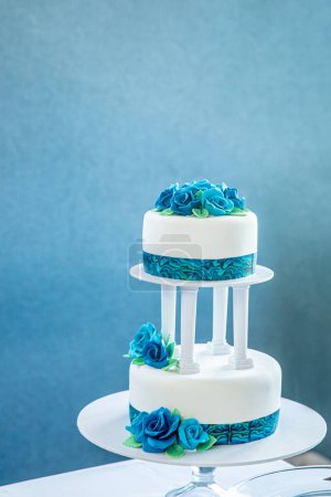 Téléchargez les photos : Gâteau de mariage ou d'anniversaire décoré de roses crème. Photo de haute qualité - en image libre de droit