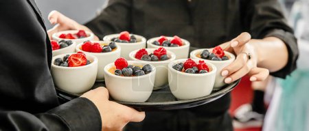 Téléchargez les photos : Dessert de baies fraîches joliment décoré servi pour un événement, service traiteur, célébration de l'heure du repas. Photo de haute qualité - en image libre de droit