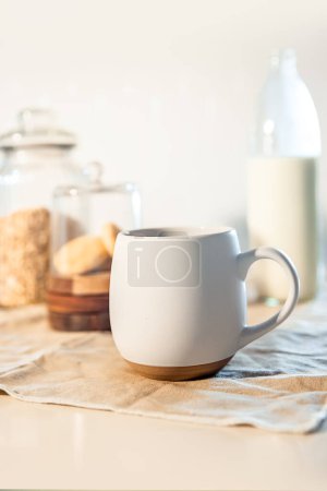 Téléchargez les photos : Cookies and morning drink coffee, milk or tea in light natural envoronment, kinfolk style breakfast. High quality photo - en image libre de droit