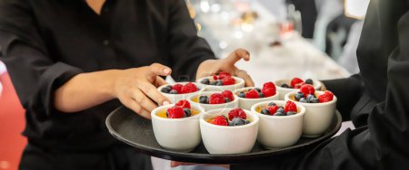 Téléchargez les photos : Dessert de baies fraîches joliment décoré servi pour un événement, service traiteur, célébration de l'heure du repas. Photo de haute qualité - en image libre de droit