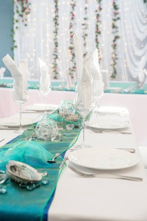 Foto de Decoración de la mesa listo para un evento de celebración - fiesta de cumpleaños o boda. Foto de alta calidad - Imagen libre de derechos