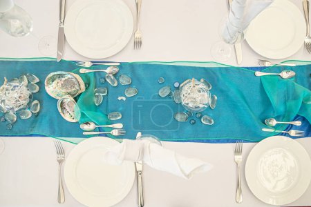 Téléchargez les photos : Décor de table prêt pour un événement de célébration fête d'anniversaire ou de mariage. Photo de haute qualité - en image libre de droit