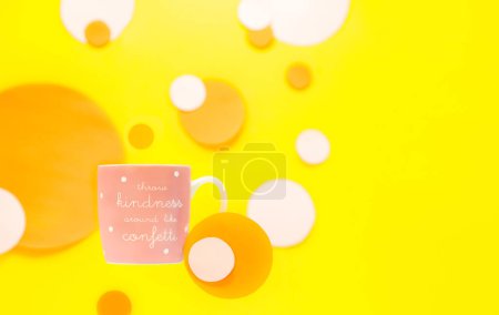 Téléchargez les photos : Tasse rose vif avec une devise positive sur fond de confettis en papier brillant. Photo de haute qualité - en image libre de droit