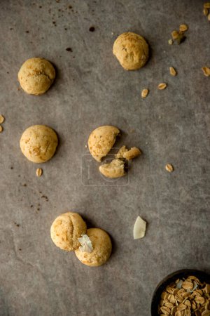 Téléchargez les photos : Biscuits à la farine d'avoine sur fond de papier cuisson. Photo de haute qualité - en image libre de droit