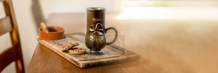 Téléchargez les photos : Biscuits à l'avoine et tasse pour café irlandais sur fond de bois, pause matinale ou heure des repas. Photo de haute qualité - en image libre de droit