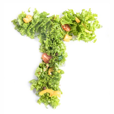 Téléchargez les photos : Lettre T faite de salade fraîche de saison, nourriture végétarienne, mode de vie sain. Photo de haute qualité - en image libre de droit