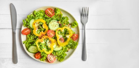 Téléchargez les photos : Salade fraîche de saison servie pour le repas, nourriture végétarienne, mode de vie sain. Photo de haute qualité - en image libre de droit