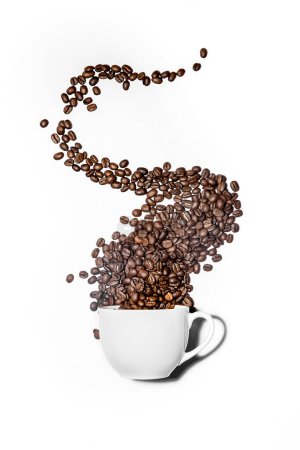 Téléchargez les photos : Éclaboussure de grains de café d'une tasse blanche isolée sur fond blanc. Photo de haute qualité - en image libre de droit