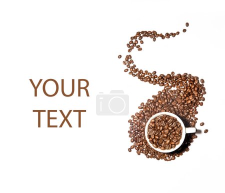 Téléchargez les photos : Éclaboussure de grains de café d'une tasse blanche isolée sur fond blanc. Photo de haute qualité - en image libre de droit