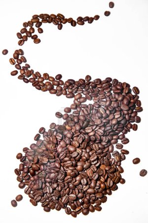 Téléchargez les photos : Éclaboussure de grains de café isolés sur fond blanc. Photo de haute qualité - en image libre de droit
