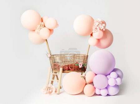Foto de Pink and white decoration for a 1st birthday cake smash studio photo shoot with balloons, paper decor, cake and topper. High quality photo - Imagen libre de derechos