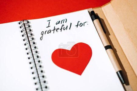 Photo pour Comment pratiquer la gratitude. Écrire journal de gratitude transformer la façon dont vous vous sentez. Texte Aujourd'hui, je suis reconnaissant pour dans le carnet ouvert sur la table. Remarquez apprécier les bonnes choses, exprimez votre gratitude à vous-même - image libre de droit