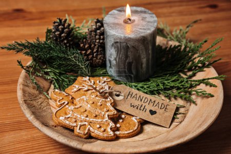 Téléchargez les photos : Aucun cadeau Idées de Noël pour la famille, Amis pour un Noël anti-consumériste. Biscuits au pain d'épice maison de Noël avec ruban, sapin et étiquette d'amour faite à la main sur une table en bois. - en image libre de droit