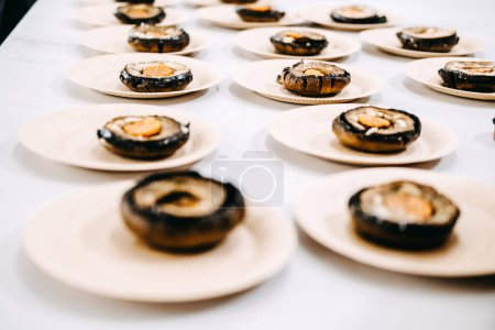 Gourmet-Pilze auf pflanzlicher Basis auf umweltfreundlichen Tellern, arrangiert für ein anspruchsvolles Catering-Event.