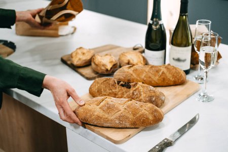 Una selección de panes artesanales combinados con vinos espumosos y blancos, listos para una experiencia de degustación sofisticada.