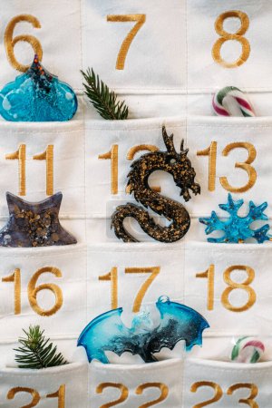 Festlicher Adventskalender, der Tage mit Taschen voller einzigartiger Epoxidharz-Charme und Weihnachtsmotive zeigt, bereit für den Weihnachts-Countdown.