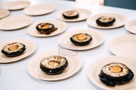 setas rellenas gourmet servidas en platos individuales para un evento de catering sofisticado.