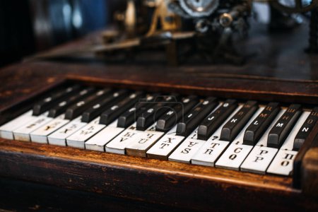 Foto de Vista detallada de un teclado telegráfico vintage con teclas alfabéticas, que se muestra en una exposición de comunicación histórica. - Imagen libre de derechos
