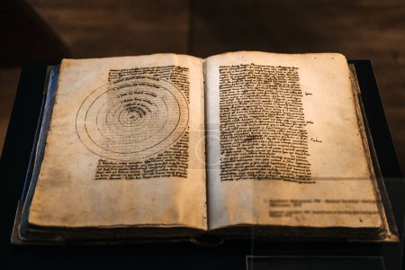 Téléchargez les photos : Un livre ancien ouvert présentant un texte astronomique manuscrit et des diagrammes complexes, une relique des premières études scientifiques. - en image libre de droit