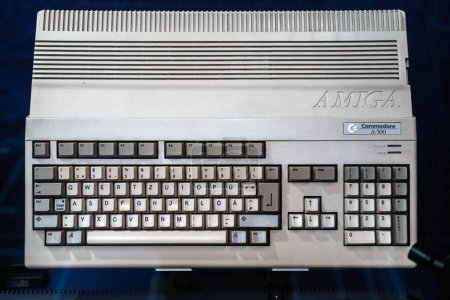 Foto de Ordenador clásico Commodore Amiga A-500 sobre un telón de fondo azul, una pieza icónica de la historia de la computación. - Imagen libre de derechos
