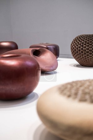 Téléchargez les photos : L'exposition Henryk Lula présente une gamme variée de formes céramiques, des coquilles aux cruches, mettant en valeur la maîtrise du vitrage, de la couleur et de l'exploration de la texture. - en image libre de droit