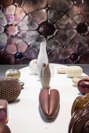 Téléchargez les photos : L'exposition Henryk Lula présente une gamme variée de formes céramiques, des coquilles aux cruches, mettant en valeur la maîtrise du vitrage, de la couleur et de l'exploration de la texture. - en image libre de droit
