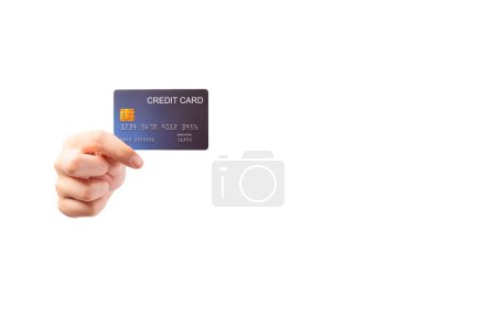 Una mano caucásica emergente del lado izquierdo sostiene una tarjeta de crédito azul sobre un fondo blanco, centrándose en los detalles de la tarjeta y los dedos de la persona..