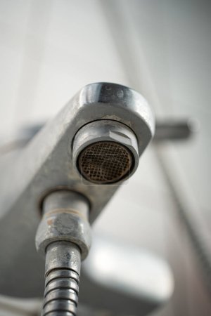 Foto de Old lime scale or calcium stained bathtub faucet from hard water. Close up detail shot, shallow depth of field, no people. - Imagen libre de derechos