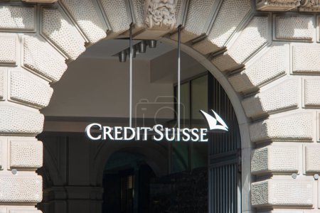 Foto de Gran señalización del banco Credit Suisse en la sede del edificio en la ciudad de Zurich Suiza el 16 de marzo de 2023, sin personas. - Imagen libre de derechos