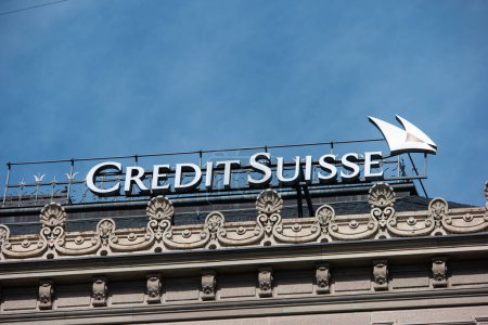 Foto de Gran señalización del banco Credit Suisse en la sede del edificio en la ciudad de Zurich Suiza el 16 de marzo de 2023, sin personas. - Imagen libre de derechos