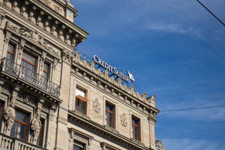 Foto de Gran señalización del banco Credit Suisse en la sede del edificio en la ciudad de Zurich Suiza el 16 de marzo de 2023, - Imagen libre de derechos