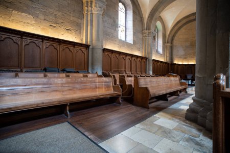 Foto de Interior de la iglesia europea reformada con bancos de madera vacíos. Vista de ángulo ultra amplio, sin personas - Imagen libre de derechos