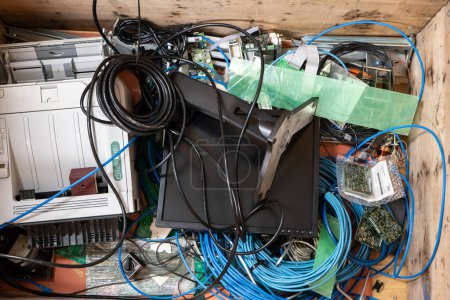 Téléchargez les photos : Pile de vieux appareils électroniques et câbles prêts pour la collecte ou le recyclage des déchets, pas de personnes. - en image libre de droit