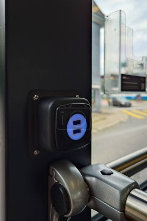 Téléchargez les photos : Prise ou prise de recharge USB dans un bus de transport public en Europe, pas de personnes. - en image libre de droit