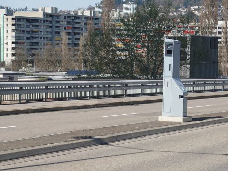 Foto de Unidad de cámara trampa de velocidad de coche entre 2 carriles de una carretera de la ciudad. Día, sin tráfico, sin gente, Europa - Imagen libre de derechos