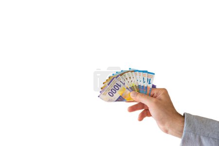 Großer Stapel von 100-, 200- und 1000-Franken-Banknoten oder Scheinen, die von kaukasischen Männern gehalten werden. Nahaufnahme Studioaufnahme, weißer Hintergrund.