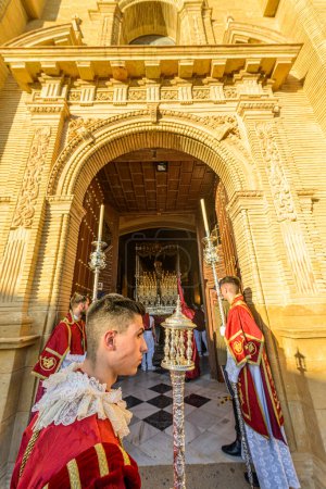 Téléchargez les photos : Arahal. Séville. Espagne. 14 avril 2022. Acolytes de la confrérie de La Misericordia, d'Arahal (Séville), lors de la procession du Jeudi Saint. - en image libre de droit