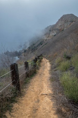 Experimente la belleza etérea de Rancho Palos Verdes como una capa marina única cubre la costa, creando un paisaje nublado fascinante sobre los escarpados acantilados de Pelican Cove