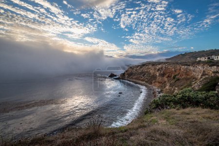 Experimenta la belleza de Rancho Palos Verdes mientras una capa marina cubre la costa, creando un fascinante paisaje nublado sobre escarpados acantilados y joyas ocultas como el faro de Point Vicente y Pelican Cove.