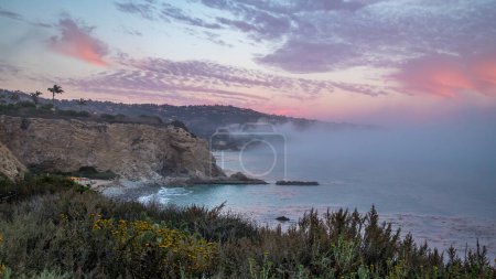 Experimente la belleza de Rancho Palos Verdes mientras una capa marina cubre la costa, creando un fascinante paisaje nublado sobre escarpados acantilados.