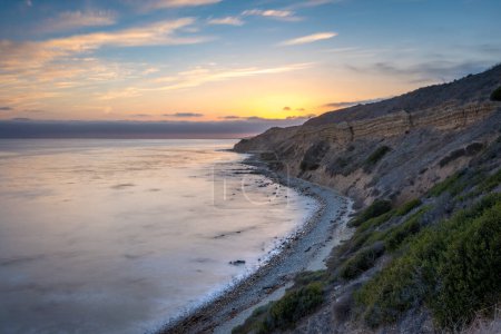 Begeben Sie sich auf eine ruhige Reise entlang des Catalina Trail, wo der ruhige Sonnenuntergang die schroffen Klippen und die Pracht der Küste des Ocean Trails Reserve, Rancho Palos Verdes, Kalifornien, erleuchtet..
