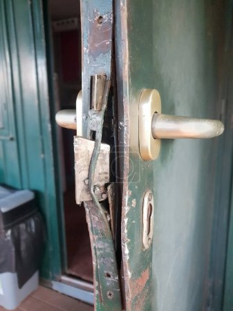 Foto de Cerradura de puerta rota después de un robo - Imagen libre de derechos