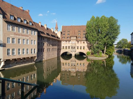 Foto de Río Pegnitz en el casco antiguo de Nuremberg, Baviera en Alemania. - Imagen libre de derechos