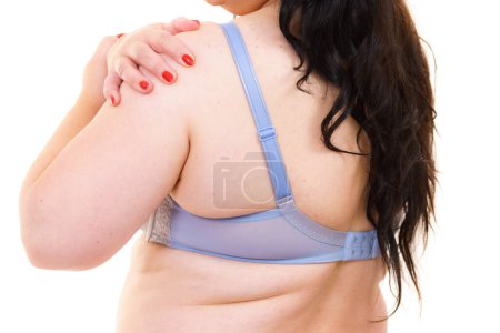 Mujer gorda en sujetador, vista trasera. Detalle de correa. Más el tamaño de las mujeres con sobrepeso usando lencería. Senos, ropa interior y sujetadores adecuados.