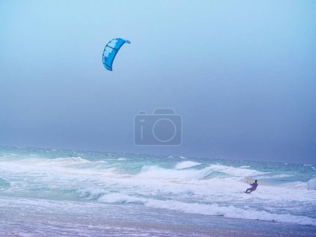 Kitesurfen. Kitesurfer auf den Wellen, Tarifa Spanien. Sport treiben. Kitesurf-Aktion.