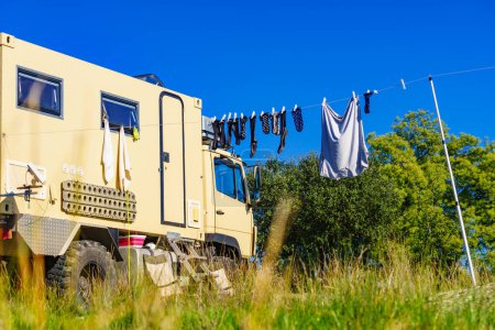 Camping sur la nature, rv road trip. Blanchisserie vêtements suspendus à sécher par camping-car, camping-car camion.